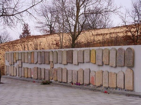 Pomnik na dawnym cmentarzu żydowskim w Nowym Dworze Mazowieckim