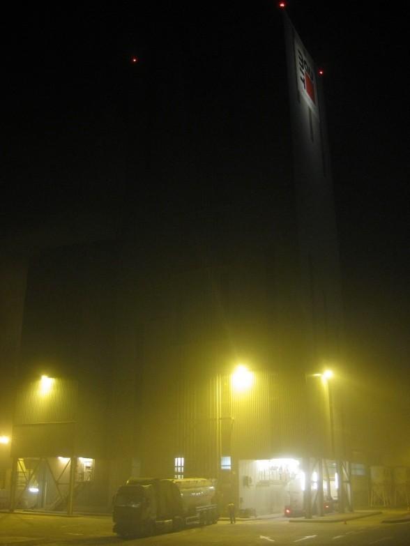 Pobiedziska - 57 metrowa wieża techniologiczna Baumit nocą