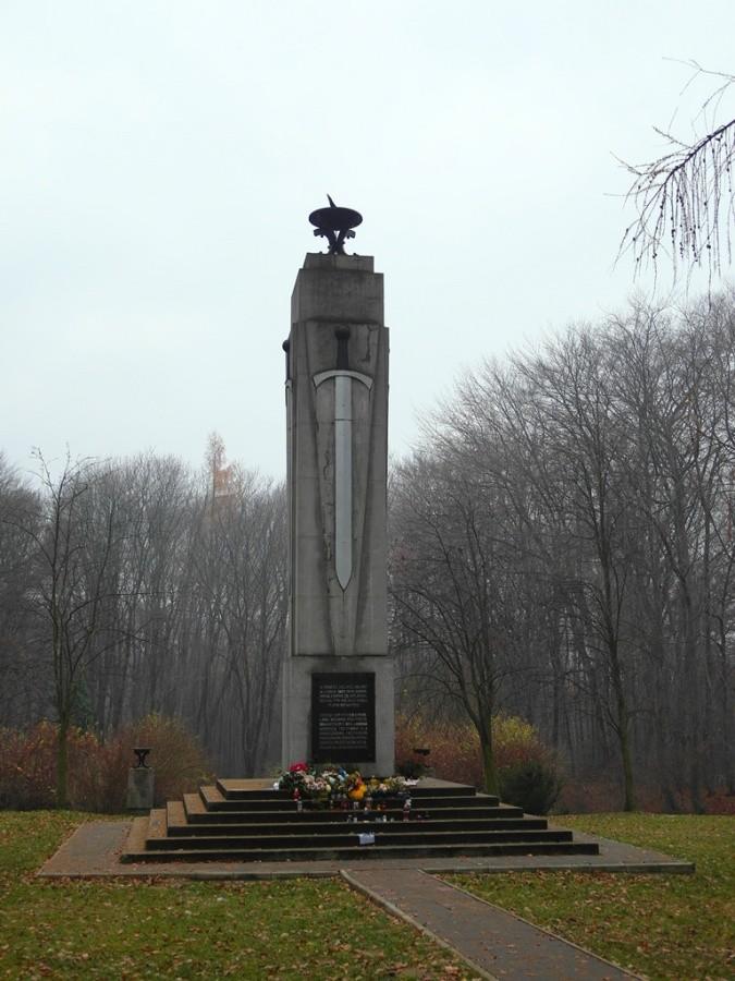 Pomnik ku czci zamordowanych przez hitlerowców - Las Buczyna
