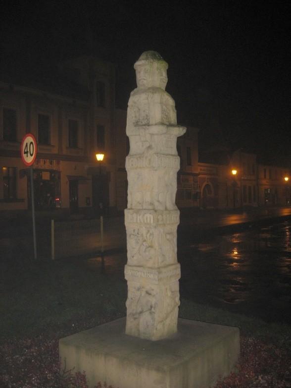 Kostrzyn - ciekawa figura na Rynku (to chyba światowid)