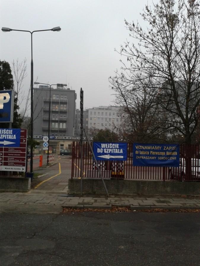 Wejście do Szpitala MSWiA przy Wołoskiej
