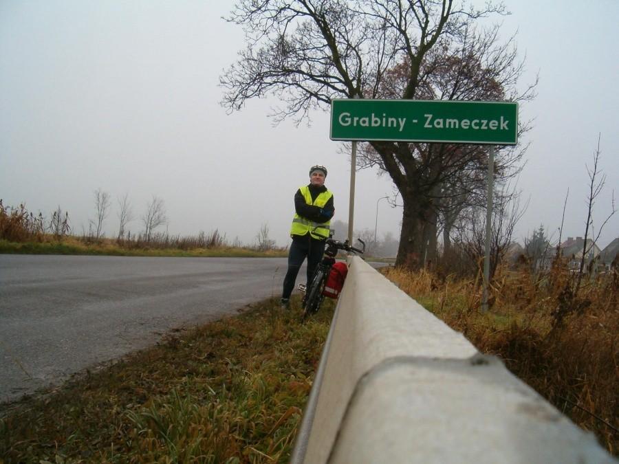Niedzielne rowerowanie-Przed wsią Grabiny Zameczek.