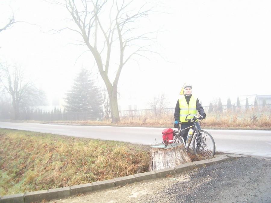 Niedzielne rowerowanie-Wieś Koźliny i gęsta mgła na ulicy.