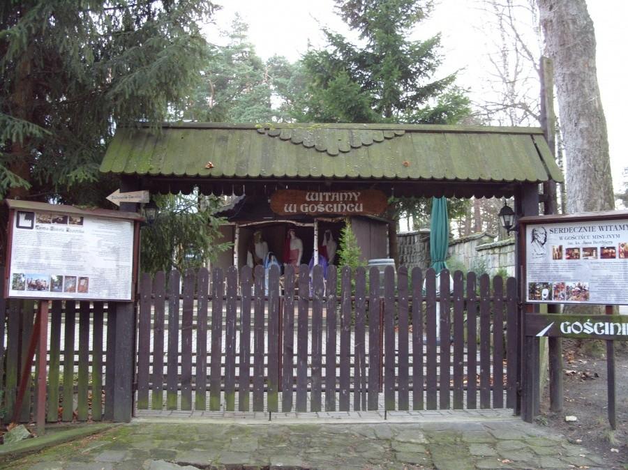 Piękna szopka Bożonarodzeniowa i zaproszenie dla wszystkich odwiedzających.
