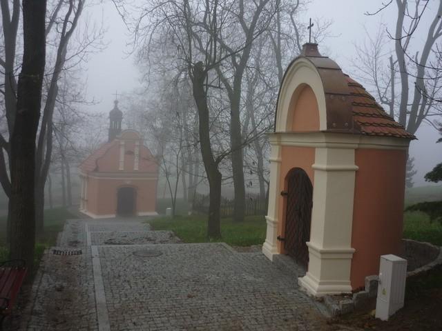Na pierwszym planie stacja "Opłakiwanie", w oddali stacja "Grób Chrystusa"