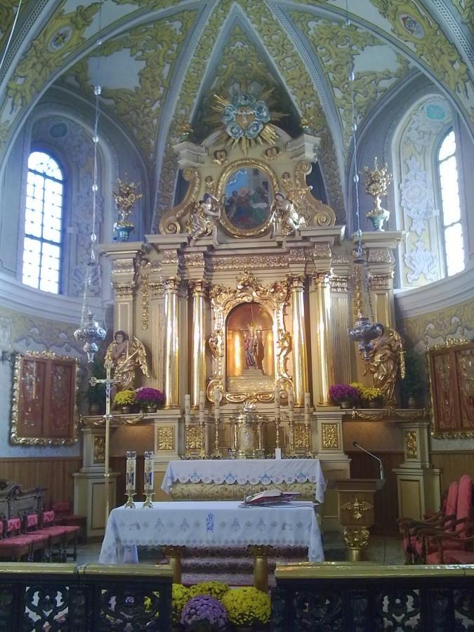 Ołtarz kościoła w Leśniowie.