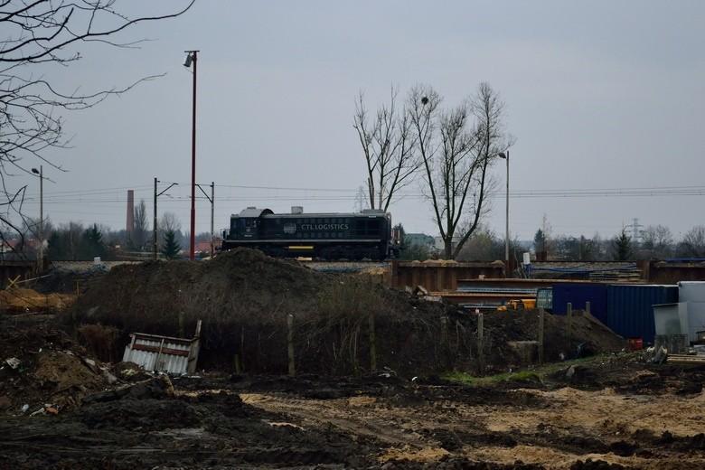 TEM-2 w malowaniu CTL Logistics przemyka nad budową trasy Łódź- Górna