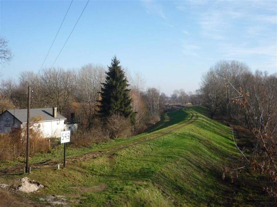 549 kilometr Wisły i wał przeciw-powodziowy. Most.Kazuń.