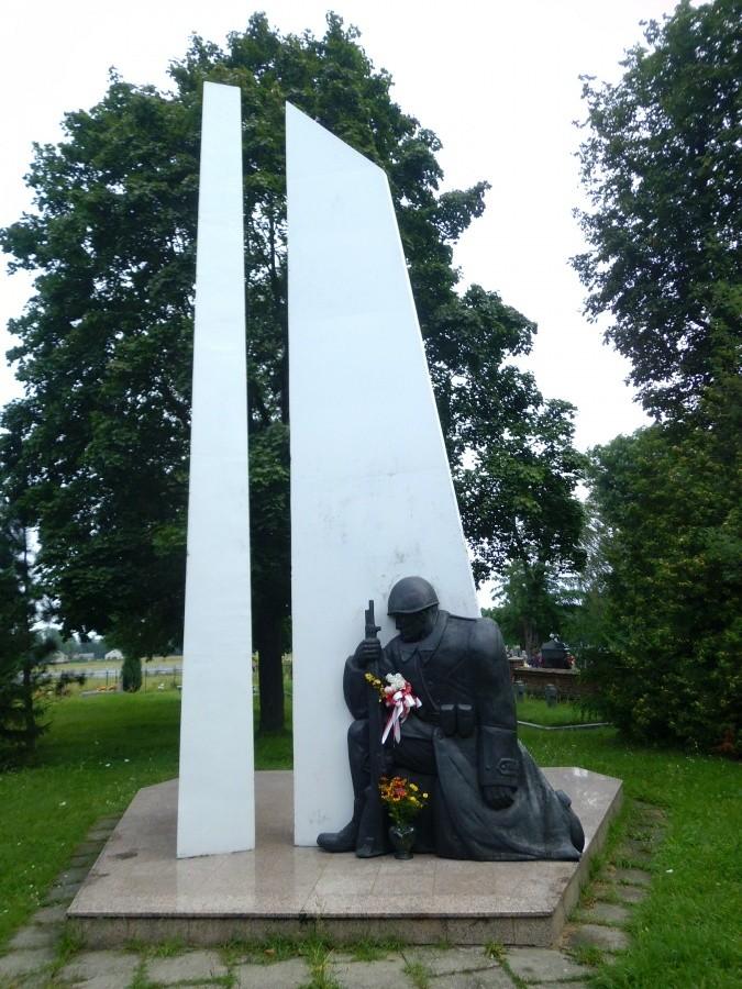 Wakacyjna wyprawa 2012: Pomnik żołnierzy w Strykowie