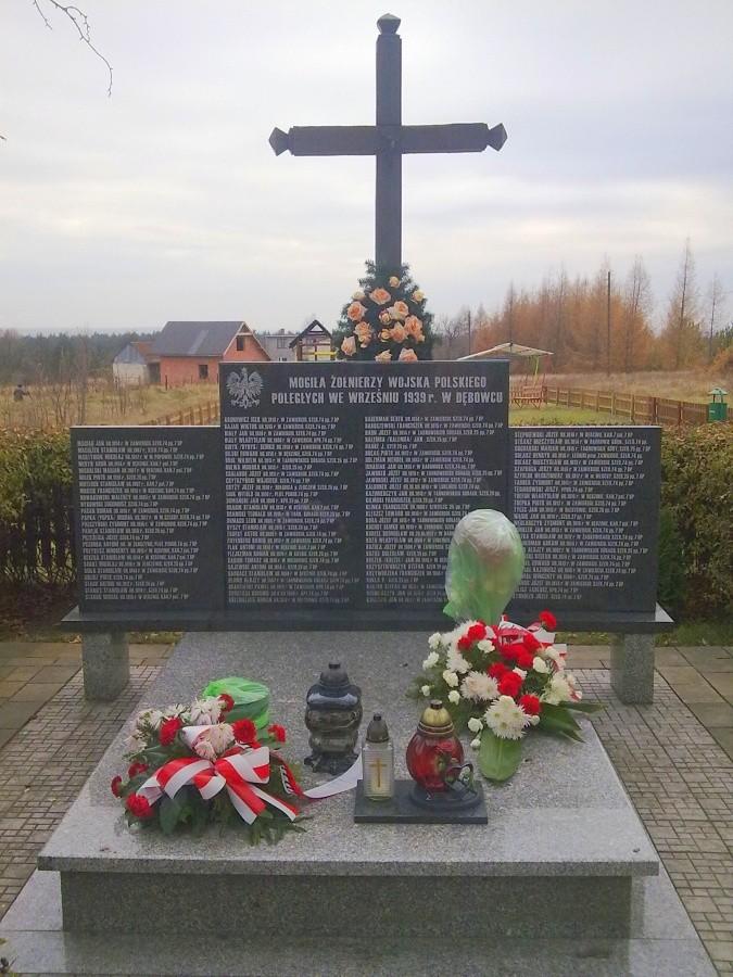 Zbiorowa mogiła Żołnierzy 74 Pułku Piechoty poległych 03.09.1939 w Dębowcu.