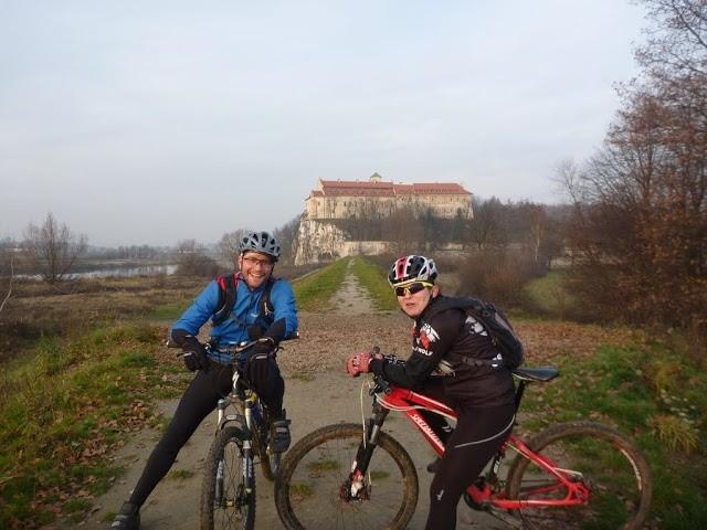Jest też klasztor, jako mistrz drugiego planu