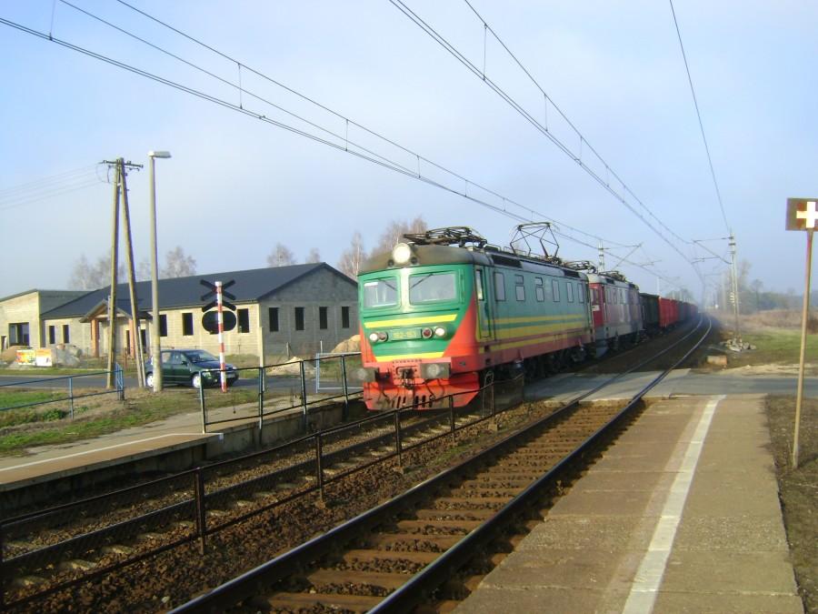 182-153+182-XXX DB Schenker na przejeździe kolejowym w Starej Wsi