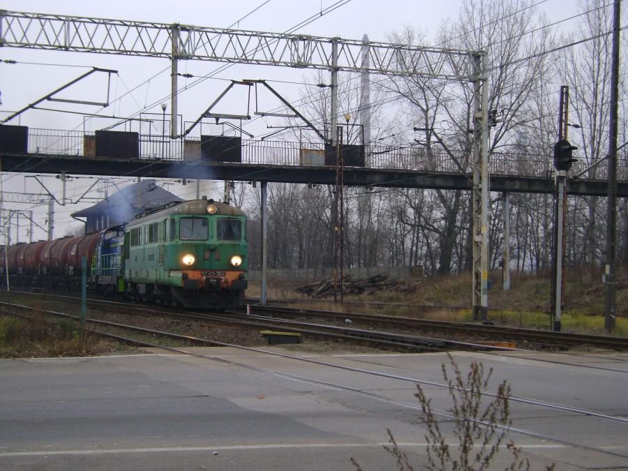 ST43-364+SM42-661 wyjeżdżają z bardzo ciężkim składem cystern z Tomaszowa Mazowieckiego