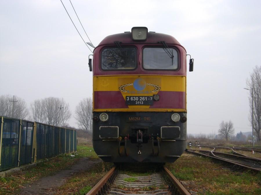 M62M-010 Rail Polska odpoczywa na bocznym torze stacji Opoczno