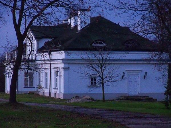 Klasycystyczny dworek z drugiej połowy XIX wieku, Kampinos