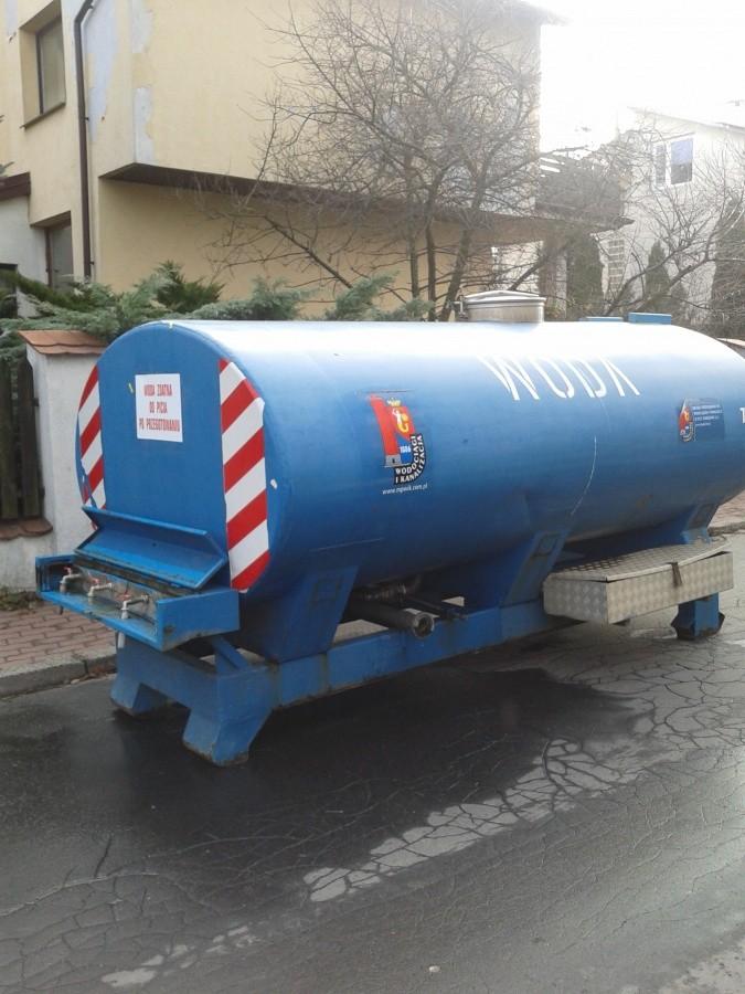 Beczkowóz z wodą na ulicy oznacza awarię wodociągu