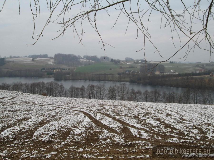 Widok na Jezioro Raduńskie Dolne w okolicach Chmielna