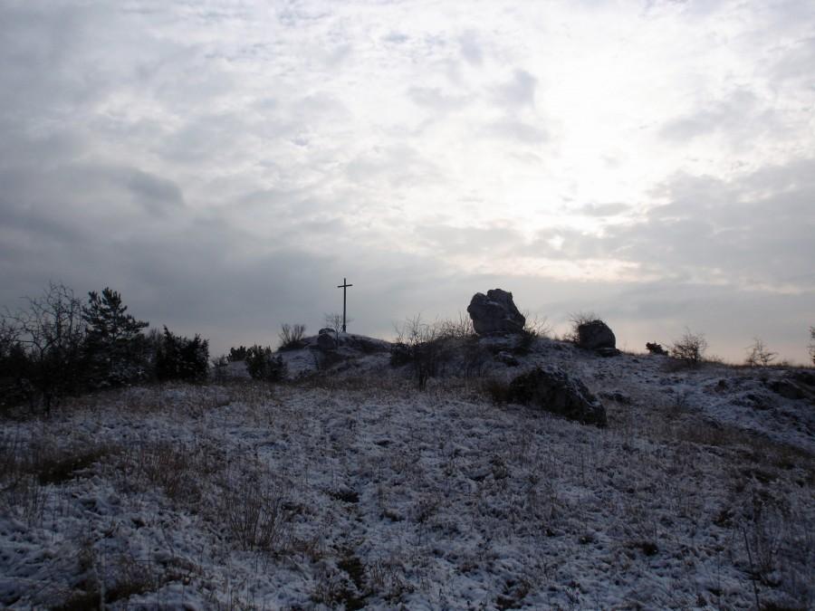 Krzyż i skałki
