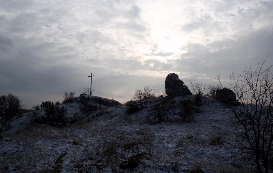 Krzyż i skałki