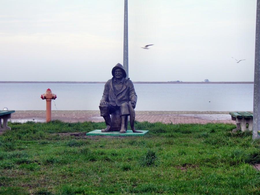 Statua rybaka na przystani w Nowym Warpnie.
