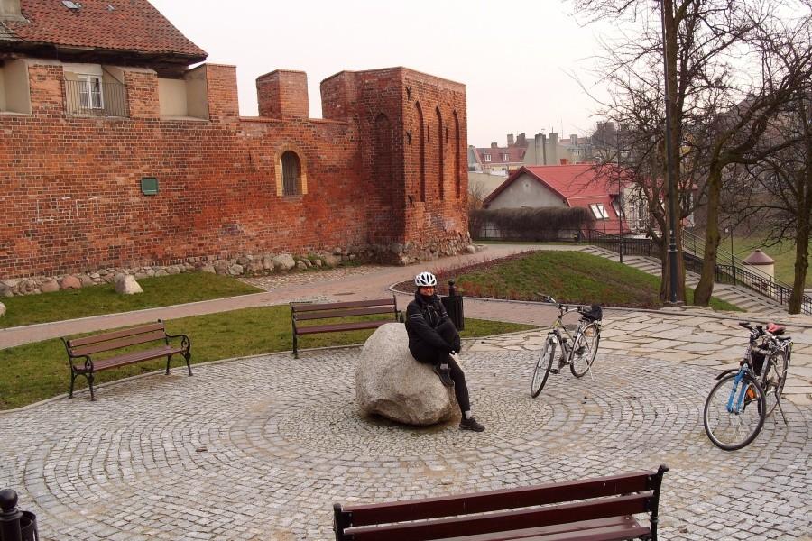 Fragment muru obronnego z narożną basztą- XIV w. w Tczewie