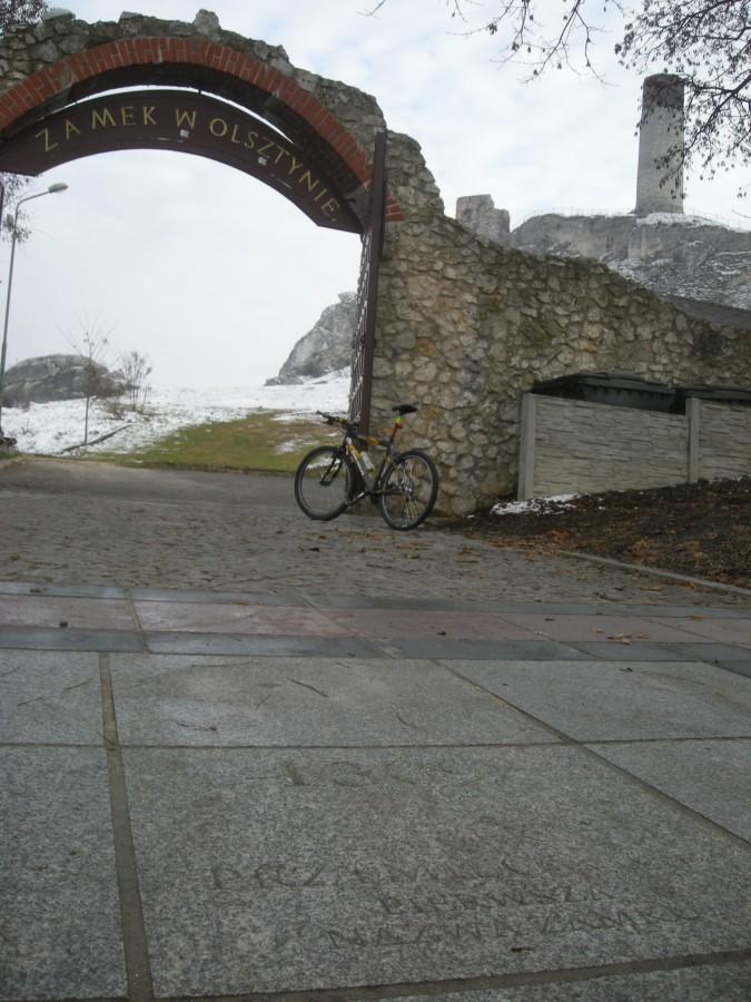 Pierwsza granitowa płytka (1309 Przymiłowice pierwsza nazwa zamku) w pasażu prowadzącym pod zamek
