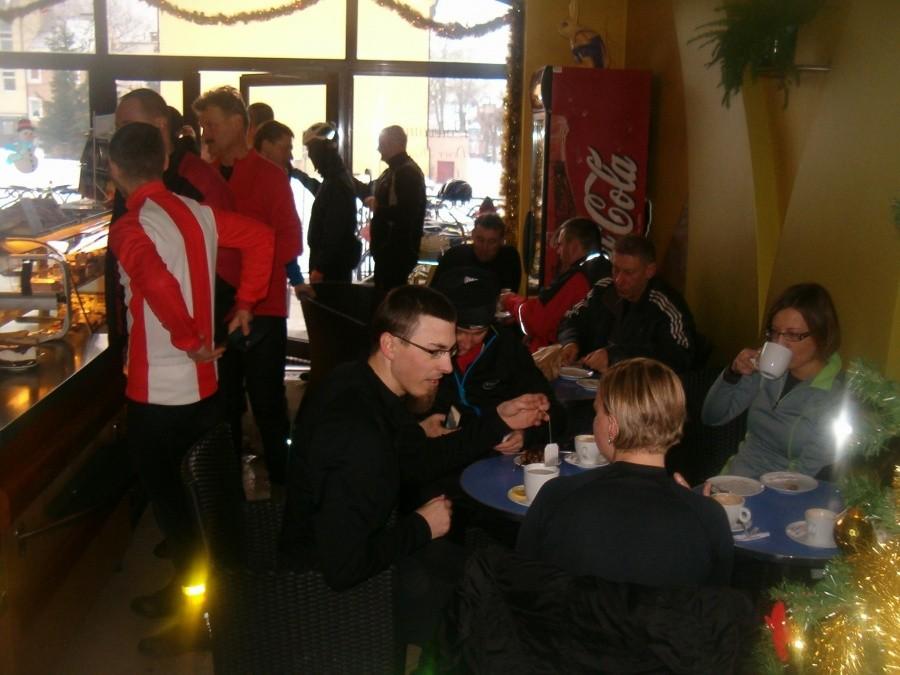 Pączkowa niedziela w Nowym Stawie 09-12-2012. Rowerzyści w kolejce za słodkościami.