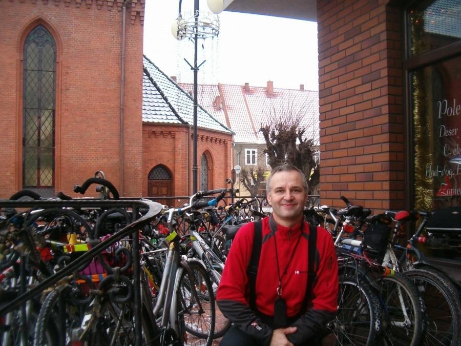 Pączkowa Niedziela w Nowym Stawie 09-12-2012. Jestem przed wejściem do Cukierni Jędruś na tle zaparkowanych rowerów.