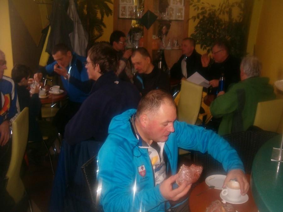 Pączkowa Niedziela 09-12-2012. Rowerzyści degustują słodkości w cukierni.