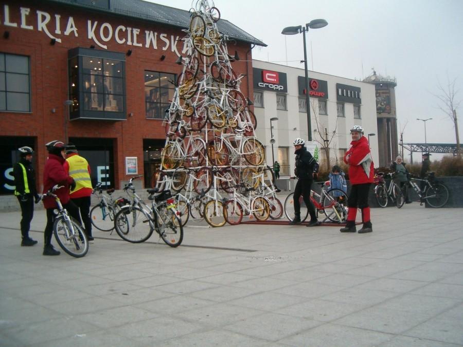 Rowerzyści przy rowerowej choince w Tczewie.