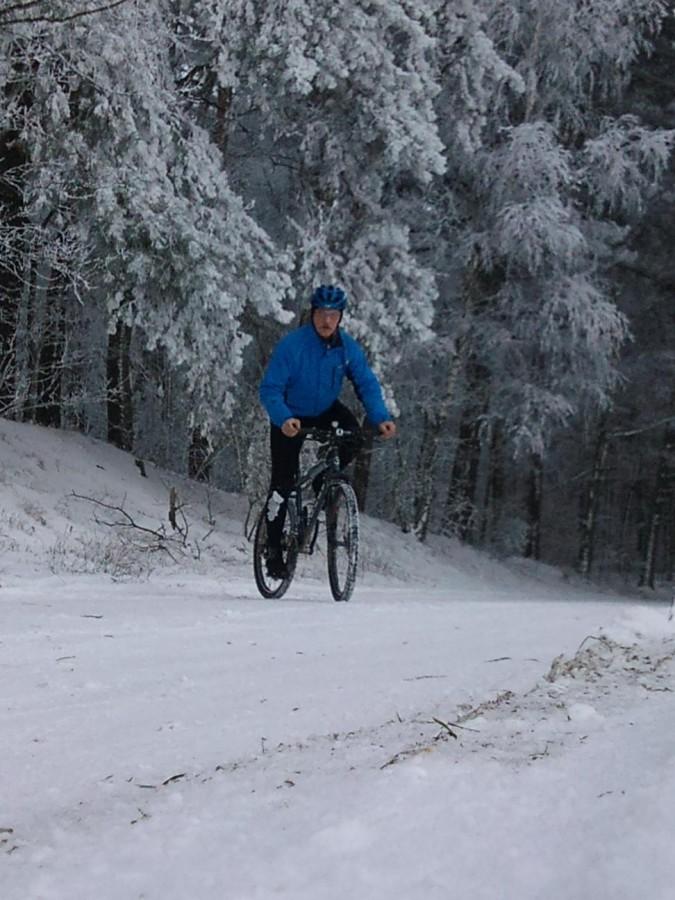śnieżny pozowany podjazd