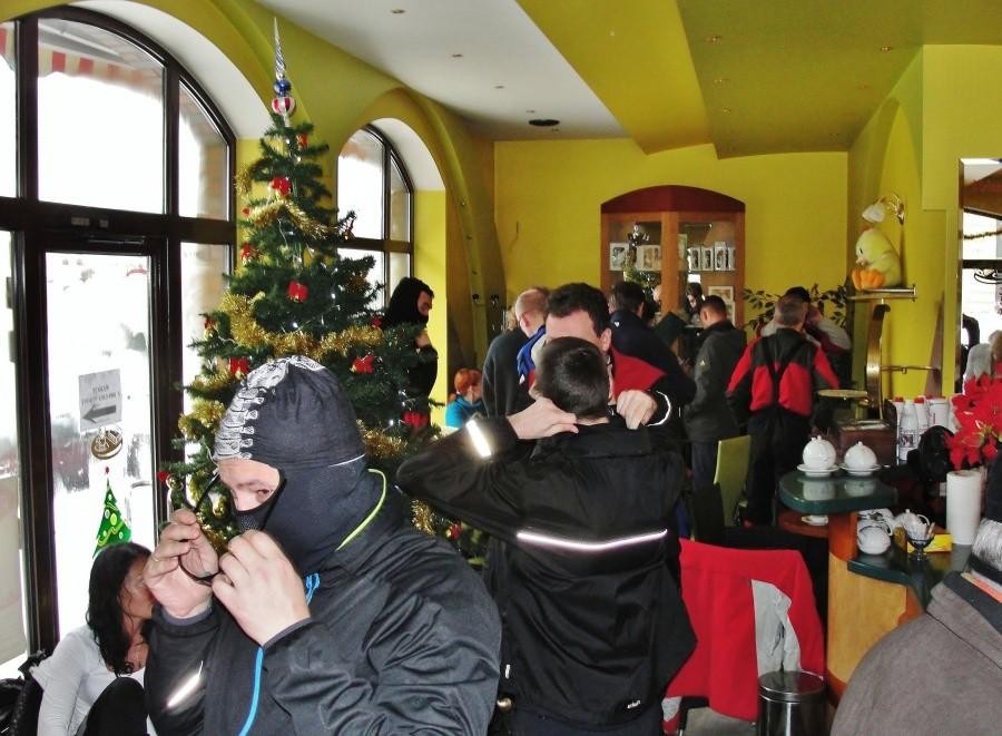 Cukiernia okupowana przez rowerzystów.