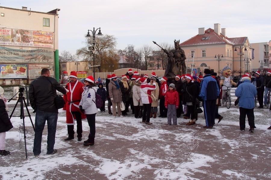 Spotkanie uczestników przy pomniku Króla Jagiellończyka