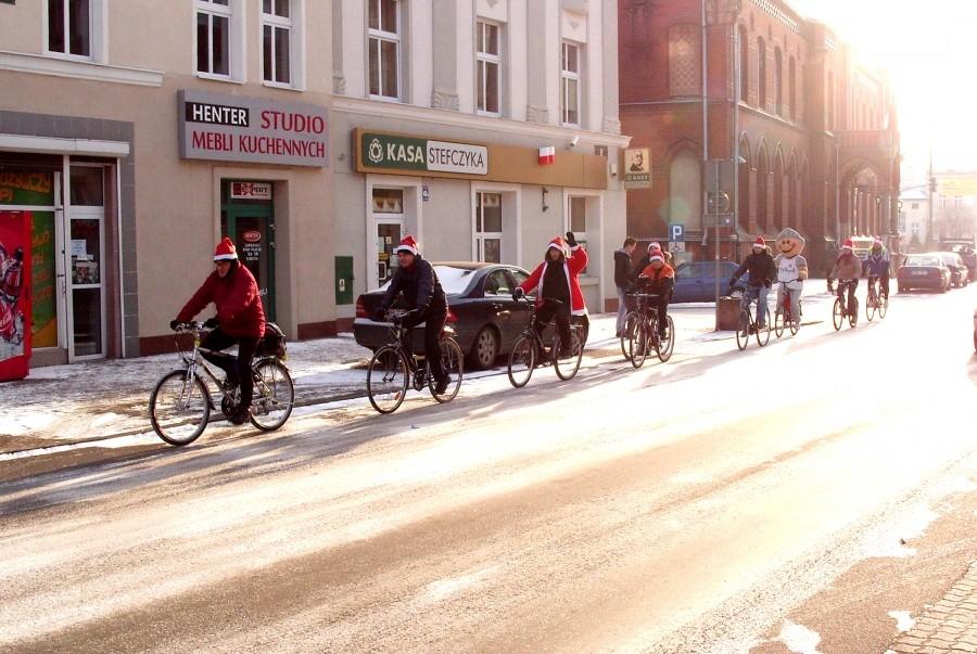 Przejazd rowerzystów w mikołajkowych czapkach ulicami Malborka