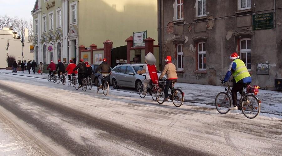 Przejazd rowerzystów w mikołajkowych czapkach ulicami Malborka