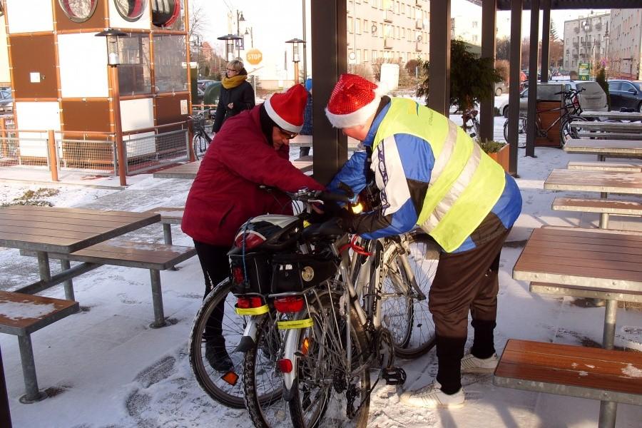 Tczewscy „Mikołaje” podczas spinania rowerów….