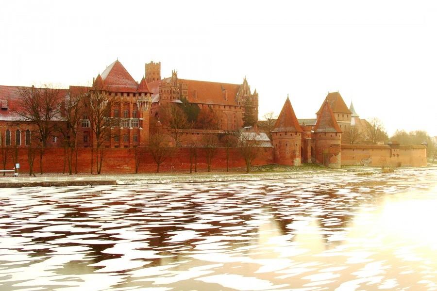 Zamek w Malborku nad zamarzającym Nogatem