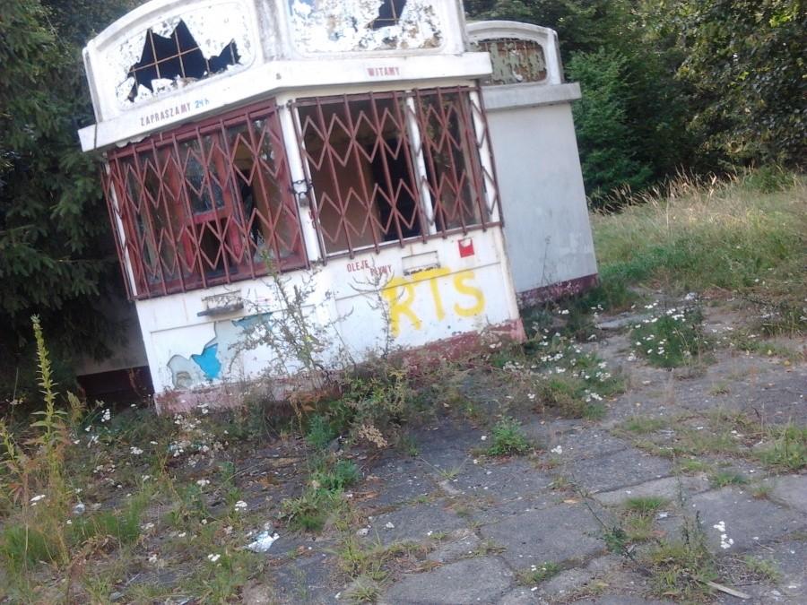 Opuszczony kiosk na stacji paliw w Zelowie