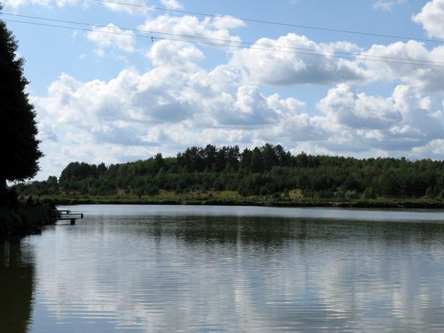 Widok na jezioro w pobliżu gospodarstwa rybackiego w Stobnie