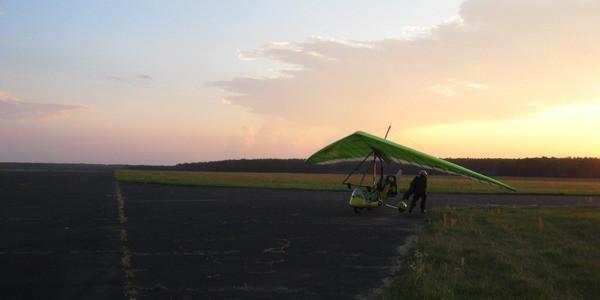 Paralotniarz szykujący się do startu