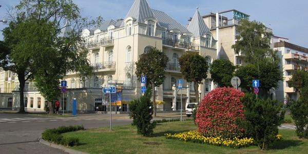 Zabytkowe kamienice przy nadmorskiej promenadzie