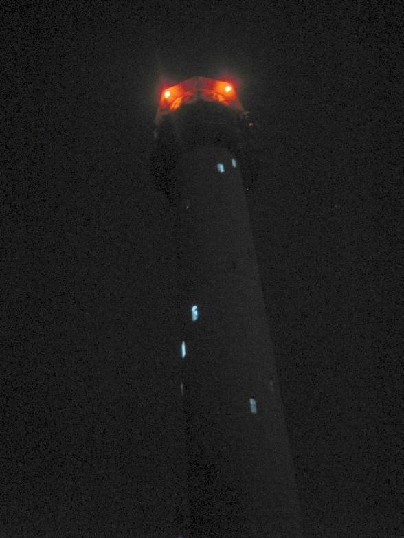 Dziewicza Góra - wieża widokowa na szczycie nocą