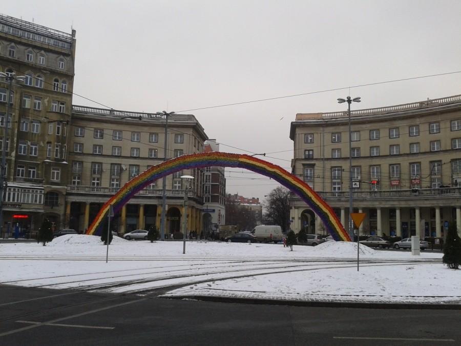 Odrestaurowana tęcza na Placu Zbawiciela w zimowej odsłonie