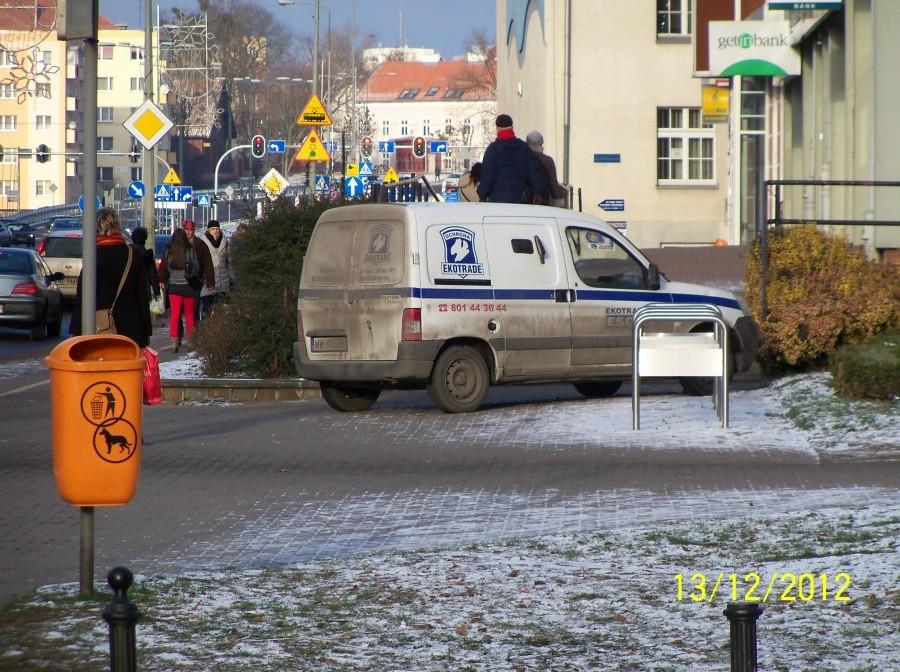 A MOŻE TAK PO SCHODACH DO BANKU?