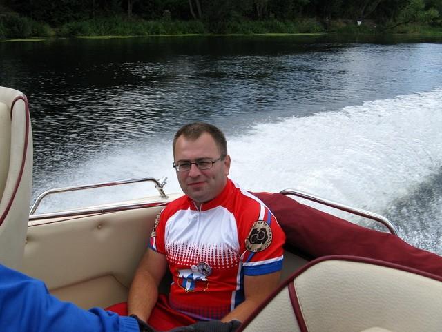 Maciej nie krył swojego zadowolenia podczas rejsu po Brdyujściu