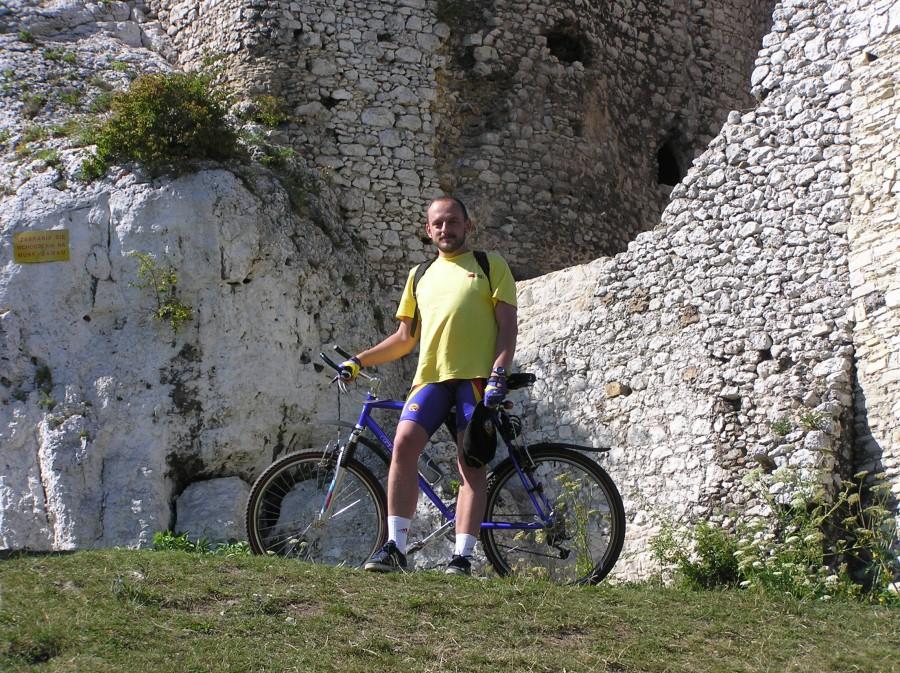 Na tle ruin zamku w Mirowie