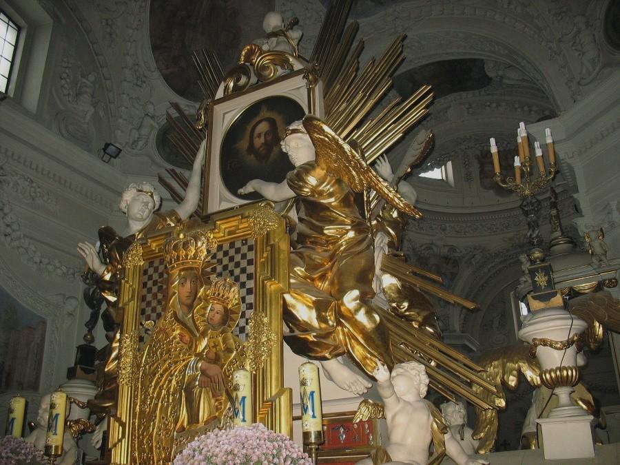Kościół czerniakowski – ołtarz od strony chóru