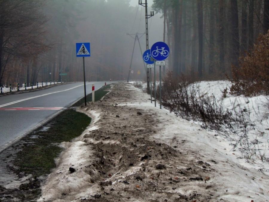 Pod zwałami śniegu ścieżka rowerowa do Tanowa i dalej do Polic.