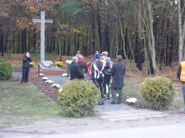 Pomnik - mogiła ofiar terroru hitlerowskiego w Białych Błotach