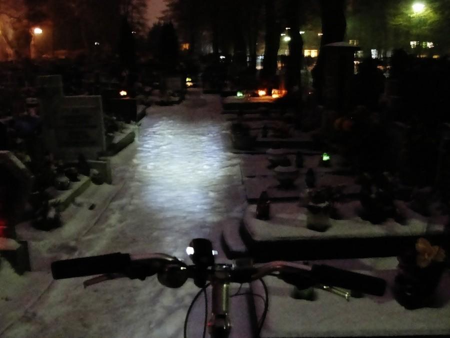 Moja nowa lampka rowerowa. Cmentarz w Tczewie.